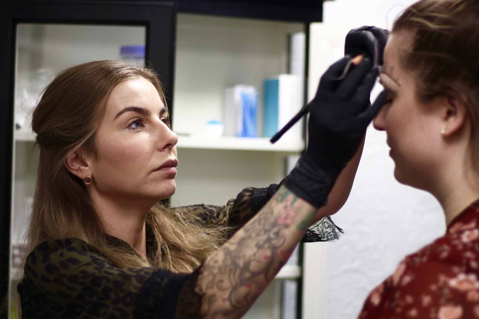 Regitze udfører PowderBrows-behandling